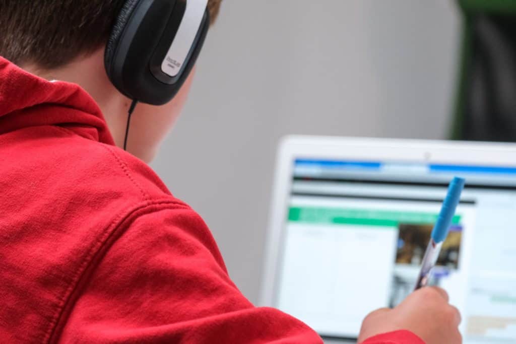 child at computer using an online homeschool curriculum