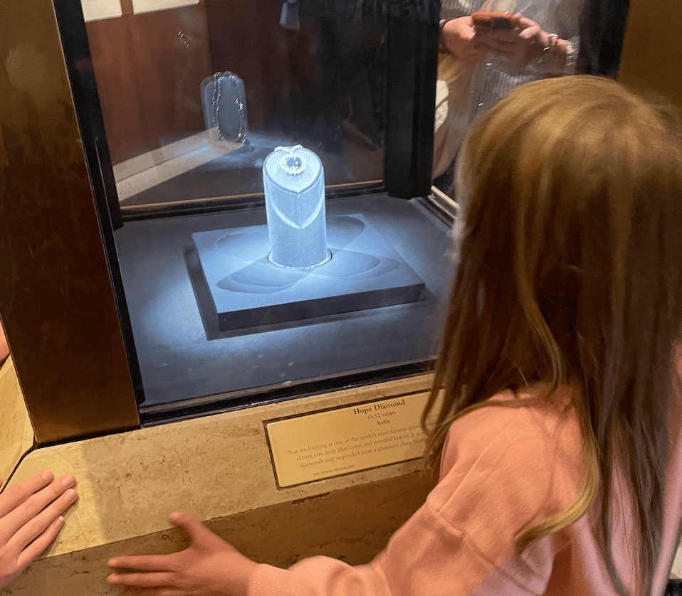 girl looking at the hope diamond